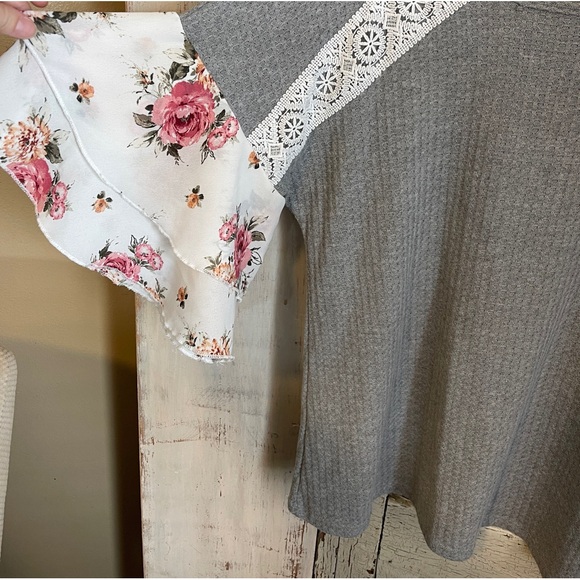 Floral flutter ruffle sleeve top - Picture 2 of 3